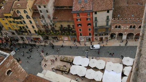 The market's square (Piazza delle Erbe) from Torre dei Lamberti, Verona. Видео 115834312