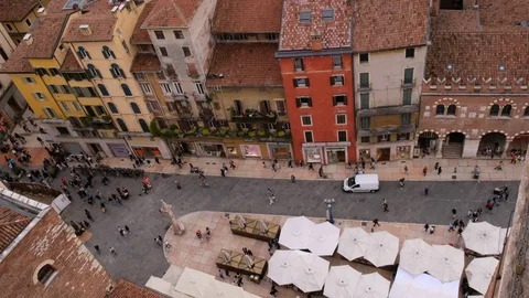 The market's square (Piazza delle Erbe) from Torre dei Lamberti, Verona. Видео 115834688