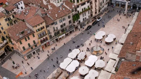 The market's square (Piazza delle Erbe) from Torre dei Lamberti, Verona. Видео 115838914