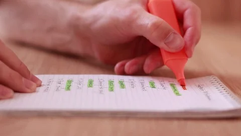 Marking article with orange marker 動画素材 85167506