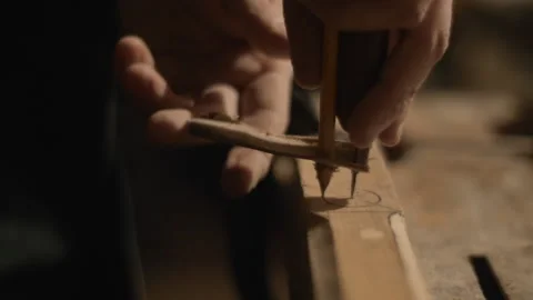 Marking a block of wood with old-fashioned compass Video stock 169156584