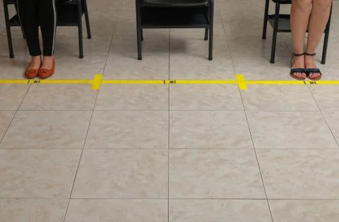 Marks on the floor of a meter and empty desks with non-use sign, concept of s Foto stock