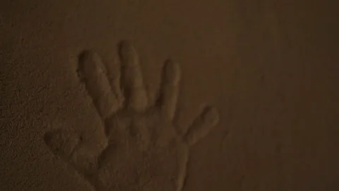 Marks of hanpridnts on wall Vídeo Stock 89343175