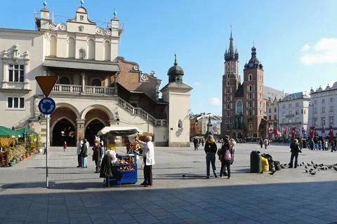 Markt mit Tuchhallen und Marienkirche in Krakau Der Marktplatz (Rynek) in ... Stock Photos