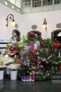 Marktstand mit Blumen in der Markthalle Marktstand mit Blumen in der Markt... Stock Photos