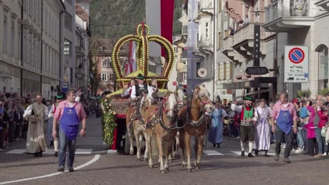 Marling Apple Crown Carriage during the grape festival parade Video stock 292901962