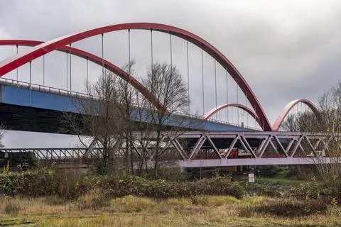  Marode Autobahnbrücke A42, (rote Bögen) über den Rhein-Herne-Kanal, mit m Stock Photos