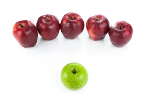 Maroon apples lined up in a row and green apple closeup Stock-Fotos