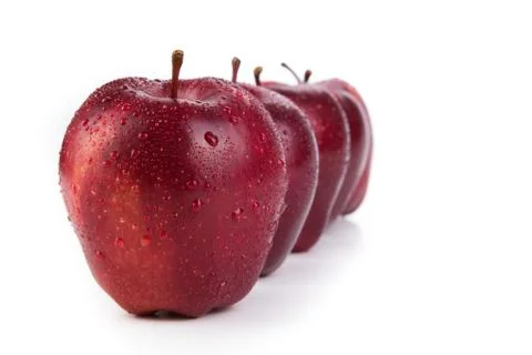 Maroon apples lined up in a row closeup Foto stock