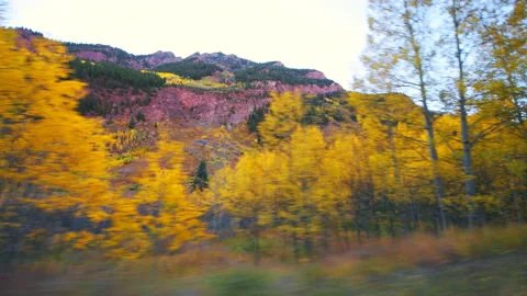 Maroon Bells car driving side view in Colorado autumn rocky mountains Vidéo 140404603