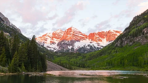 Maroon Bells lake in Aspen, Colorado sunrise in summer timelapse time lapse Stock Footage 135525327