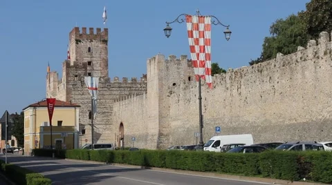 The Marostica lower castle with the medieval flags for chess festival 스톡 동영상 66965888