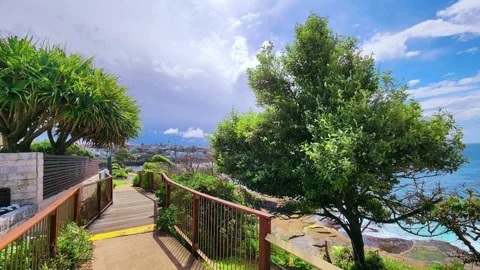 Maroubra coastal cliffs, deep blue ocean and seaside walkway in Sydney Vídeo Stock 335035174