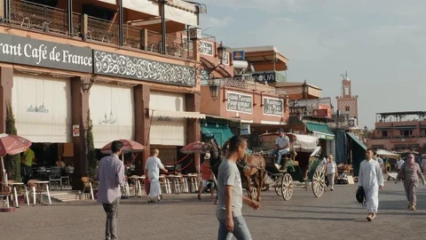 MARRAKECH, MAY 15 2019: Crowd of people at an old market in medina district in Video stock 108544264