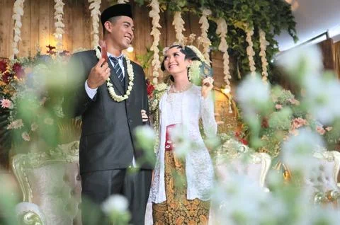 Marriage with the traditional concept of Central Java, and the couple shows the  Stock-Fotos