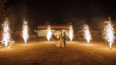 Married couple dancing during wedding firework fountains 库存影片 95749405