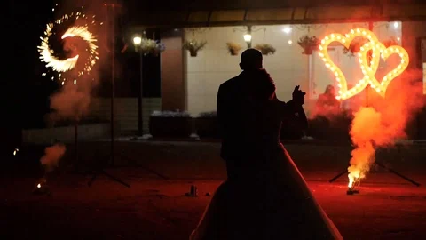 Married couple dancing during wedding firework fountains 库存影片 95973105