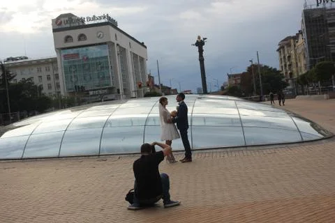 Married couple embraced while being photographed by a photographer Stock-Fotos