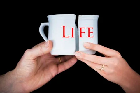 Married couple with golder rings holding a broken mug entitled life Foto stock