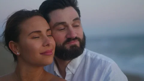 Married couple spend evening together at beach watching amazing sunset Vidéo 127445510