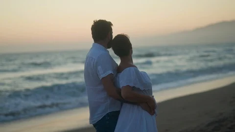 Married couple spend evening together at beach watching amazing sunset Vidéo 127445593