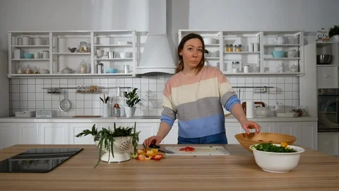 Married couple talking in the kitchen Stockbeeldmateriaal 126333975