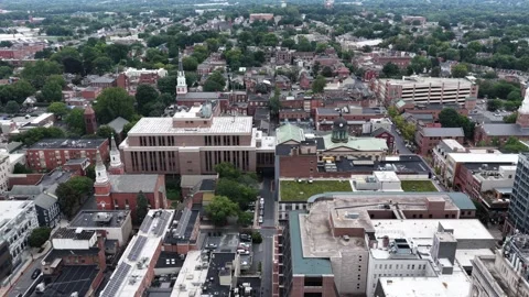 Marriott hotel tower rises above downtown rooftops in Lancaster, Pennsylvania Vídeo Stock 344157158