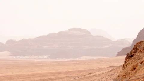 Mars like desert landscape in Wadi rum with remote camp sandstone mountains.. Vidéo 330429180