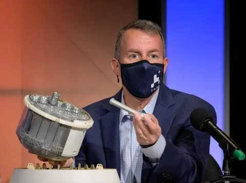 Mars Sample Return program manager, JPL, Bobby Braun, shows a concept model.. Foto stock