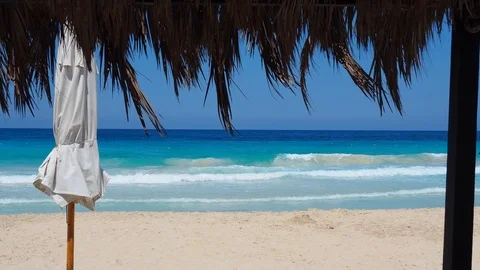 Marsa Matruh, Egypt. The sandy beach and the amazing sea. View through a gazebo Vidéo 121604992