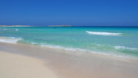 Marsa Matruh, Egypt. The sandy beach and the amazing sea with blue colors Vidéo 127768059