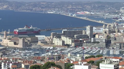 Marseille. A cruise ship. Video stock 101139040