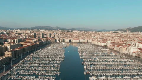 MARSEILLE-LOCKDOWN OldHarbour-dezoom-backward LUT 스톡 동영상 130825311