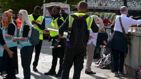 Marshals for the queue to see Queen Elizabeth ii laying in state Video stock 211819635