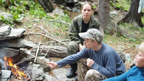 Marshmallow. Adventures in nature.  Simple meal. Video stock 113453473