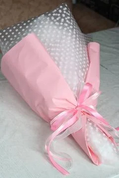 Marshmallow bouquet packaging elements. Packed in craft paper. Close-up. Foto stock