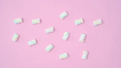 Marshmallow candies make pattern on pastel pink background. Stop motion flat lay 库存影片 171361178