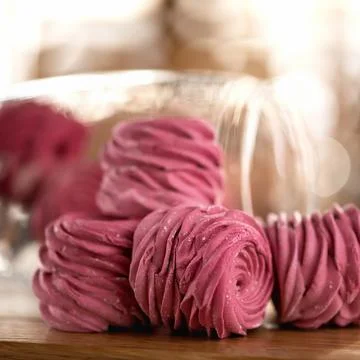 Marshmallow cooking process. Chef squeezes pink rose shaped Marshmallows out of Foto stock
