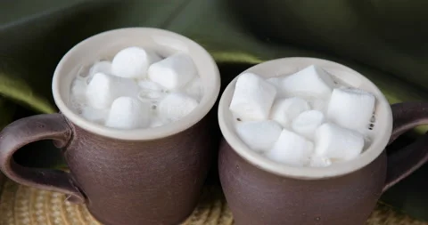 Marshmallow dissolves in cups of coffee 스톡 동영상 234969060