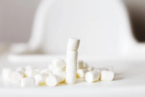 Marshmallow pyramid. marshmallows on a white background Foto stock