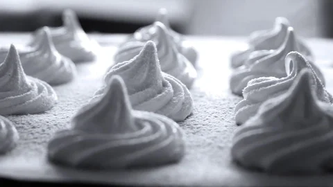 Marshmallow sprinkled with icing sugar Vidéo 77452182