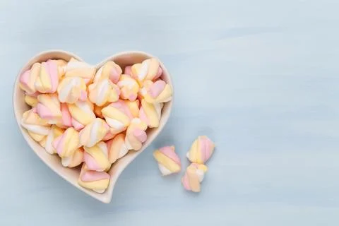 Marshmallows on blue background with copyspace. Flat lay or top view. Backgro Stock Photos