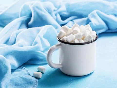 Marshmallows on blue background with copyspace 스톡 사진