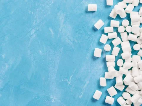 Marshmallows on blue background with copyspace 스톡 사진