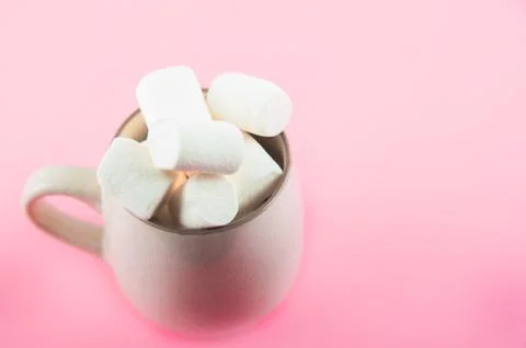  Marshmallows close-up and copy space on a pink background. Marshmallows in an e Stock Photos