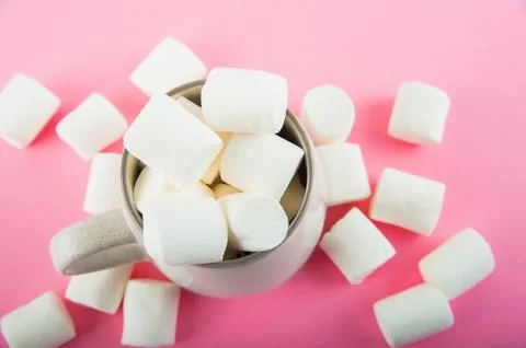  Marshmallows close-up and copy space on a pink background. Marshmallows in an e Stock Photos