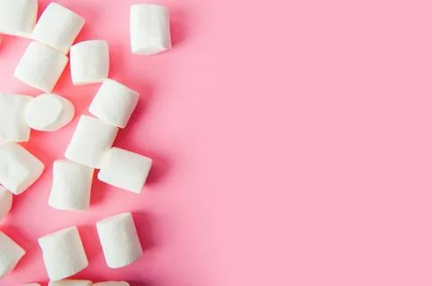  Marshmallows close-up and copy space on a pink background. Marshmallows in an e Stock Photos