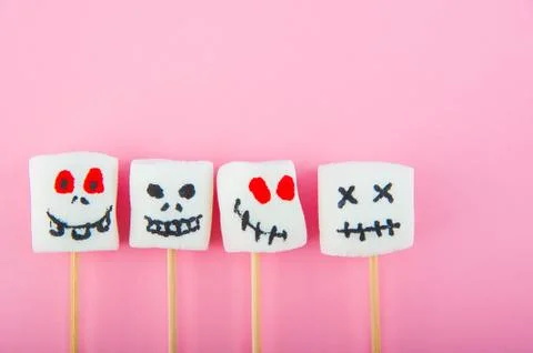  Marshmallows close-up and copy space on a pink background. Marshmallows for Hal Foto stock