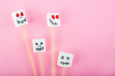  Marshmallows close-up and copy space on a pink background. Marshmallows for Hal Foto stock