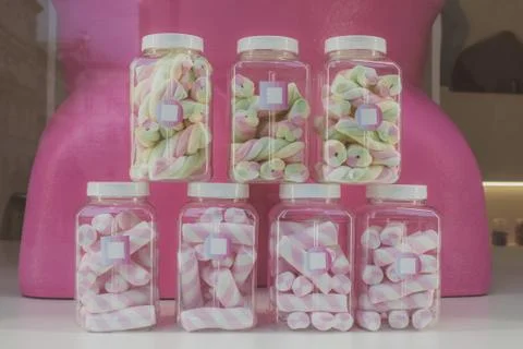 Marshmallows in jars in candy store window, retro colors Foto stock